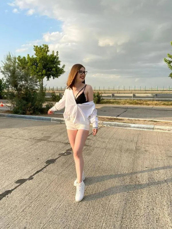 Mlada djevojka traži avanturu ❤️